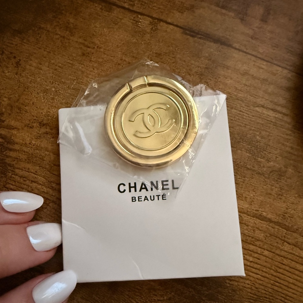 CHANEL GWP Beaute Phone Ring/Socket
